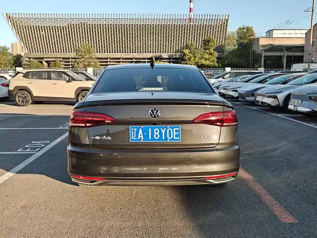 VOLKSWAGEN BORA