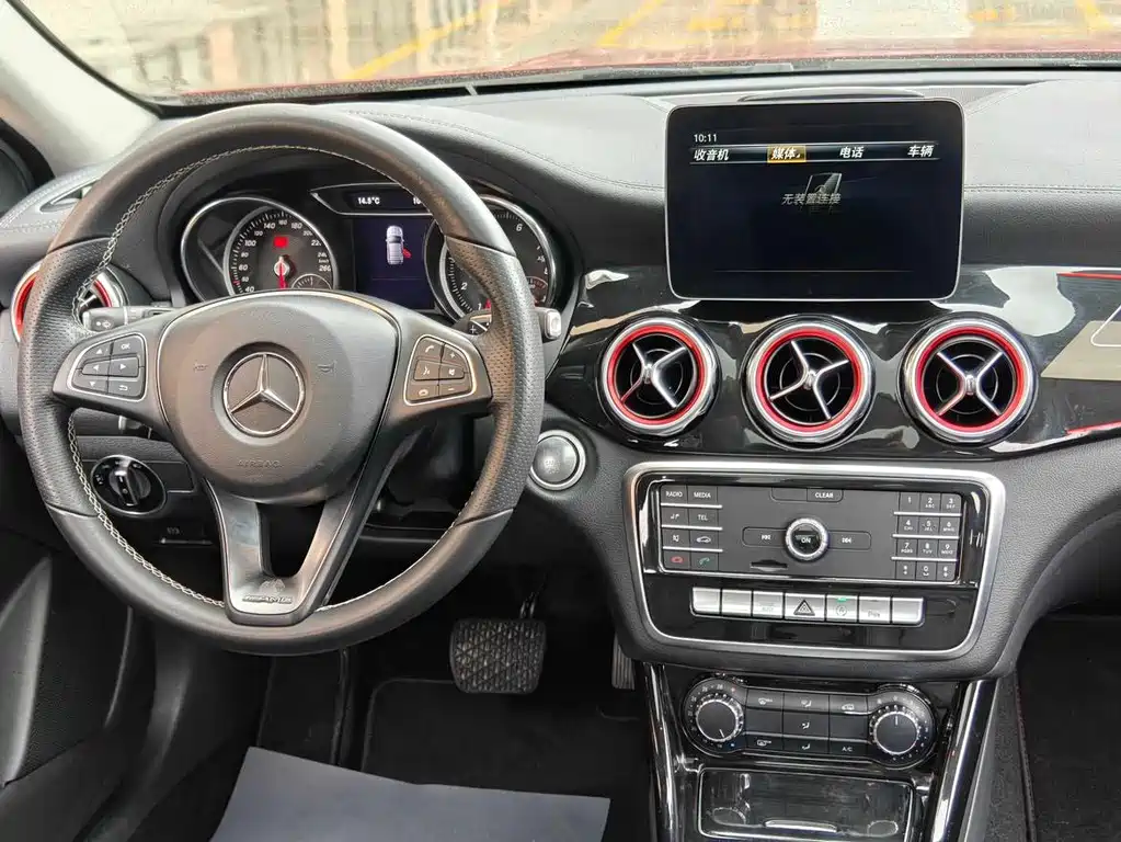 MERCEDES-BENZ GLA