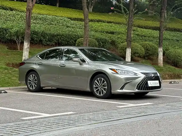 2023 Lexus ES