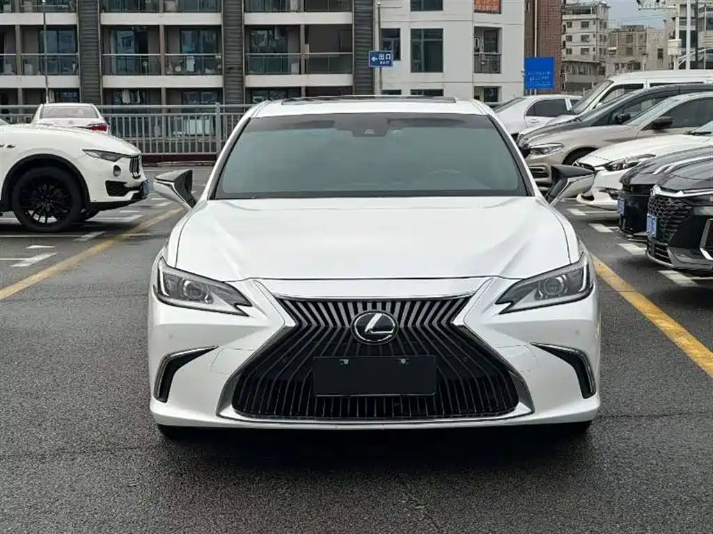 Lexus ES 2018 300h V
