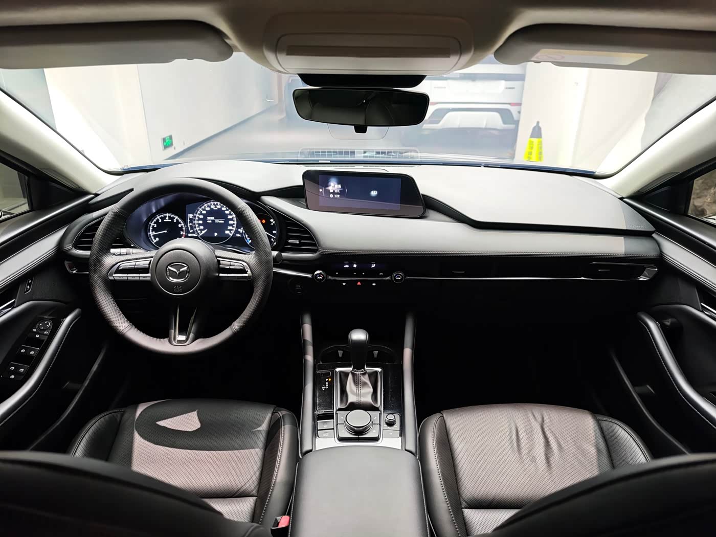 Mazda Mazda3 Axela 2.0 л 2022 г. Серебристо-серый, пробег 50000 км