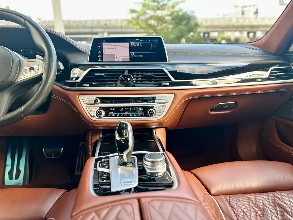 BMW 7 Series 750Li xDrive V8 M Sport Package, фото 13