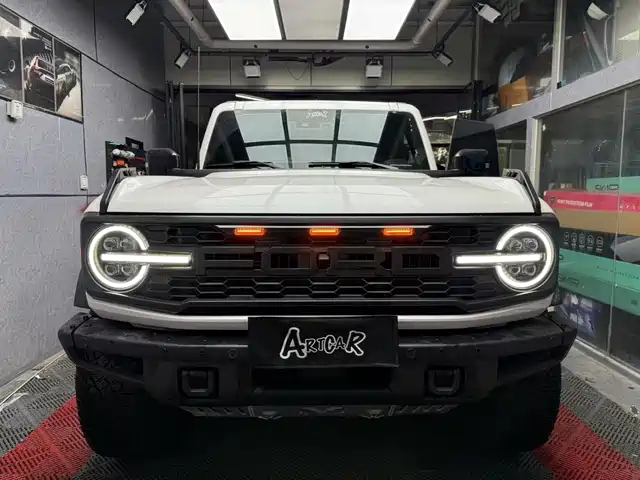 Ford Bronco — фото 1