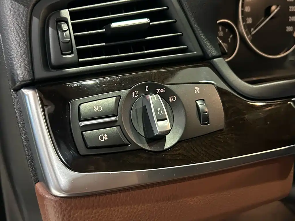 BMW 5 Series — миниатюра 8