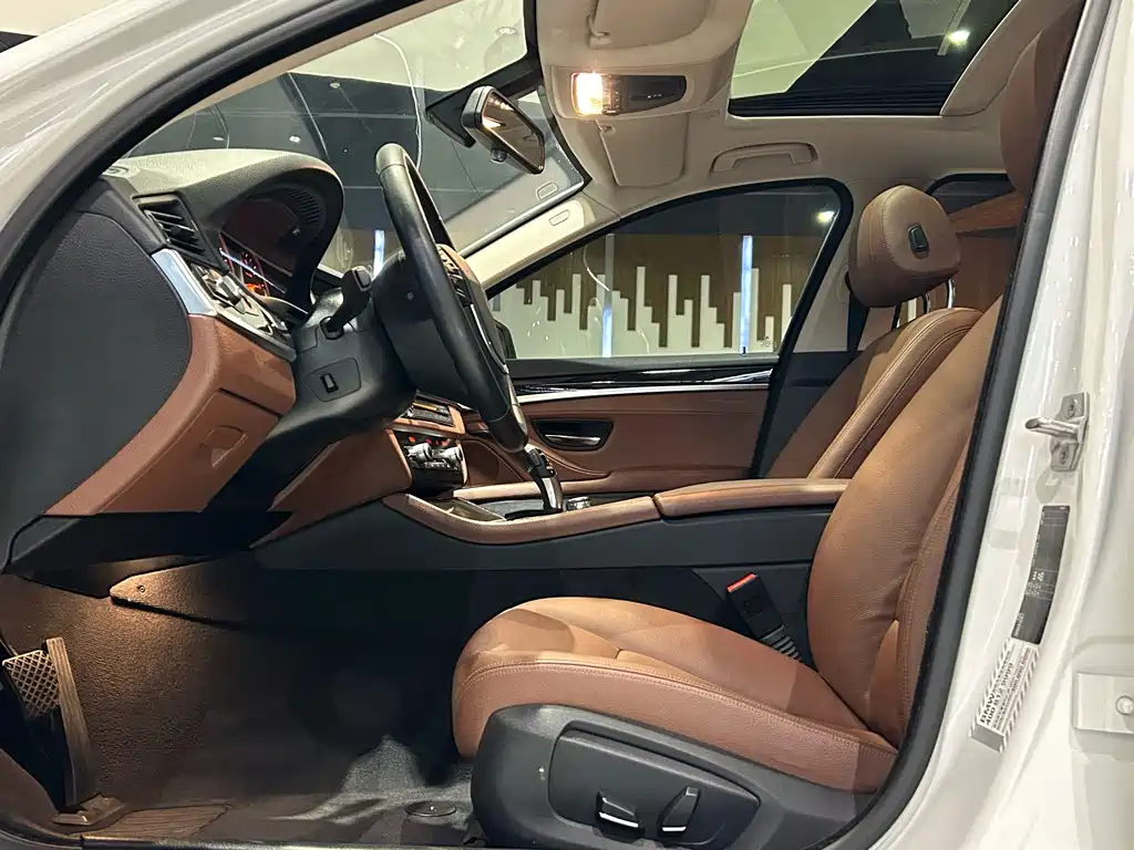 BMW 5 Series — миниатюра 10