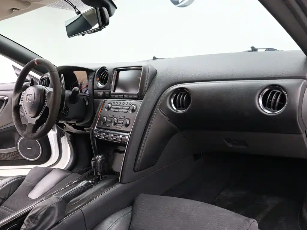 Nissan GT-R — миниатюра 11