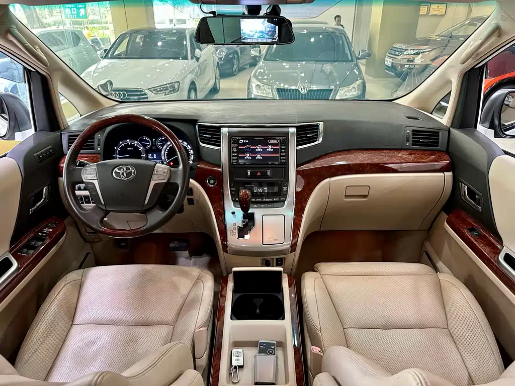 Toyota Alphard — миниатюра 13