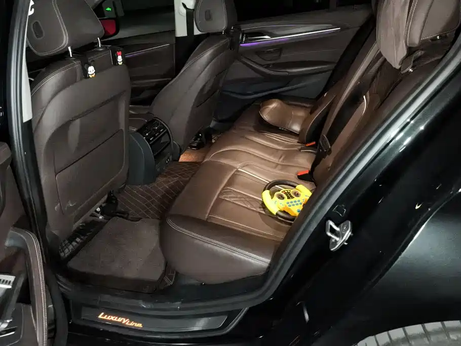 BMW 5 Series — миниатюра 11