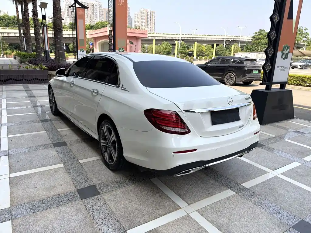 Mercedes-Benz E-Class — миниатюра 5
