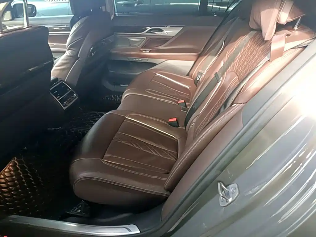 BMW 7 Series — миниатюра 17