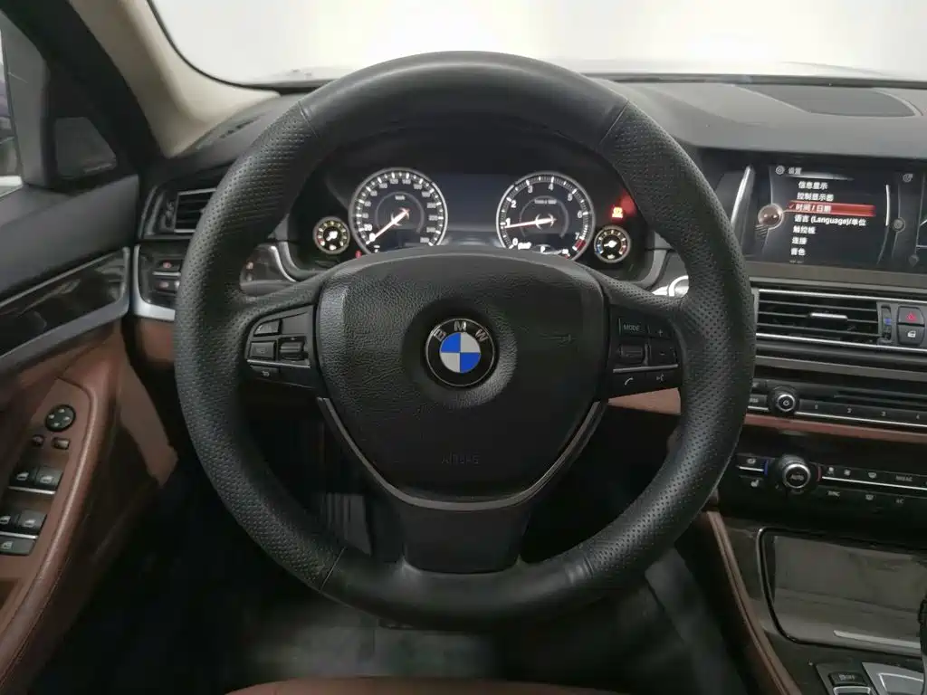 BMW 5 Series — миниатюра 11