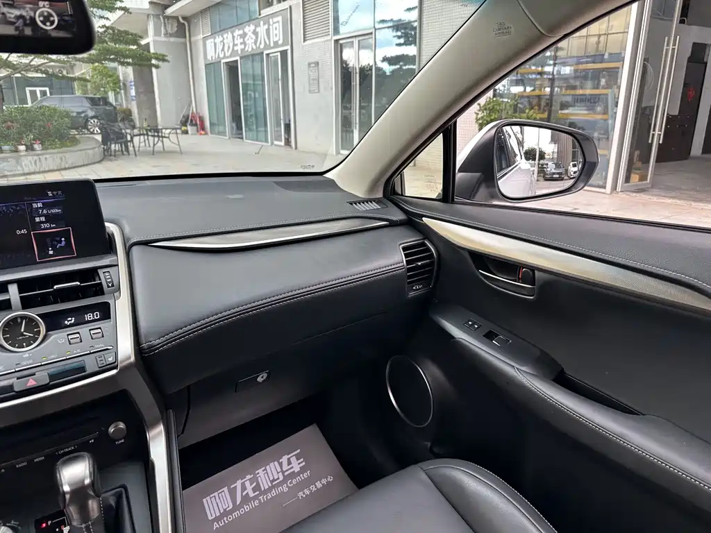 Lexus NX 2017 300