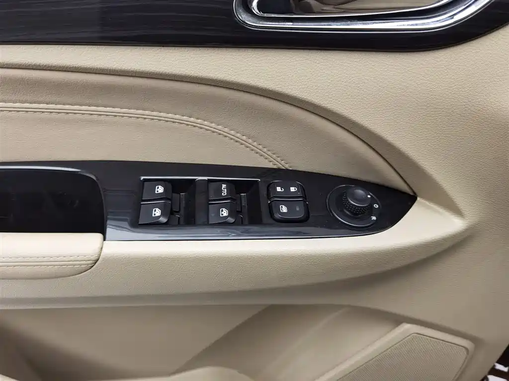 Baojun 730 2016 1.5L MT Comfort 7 мест V