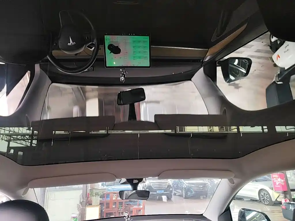Tesla Model Y — миниатюра 18