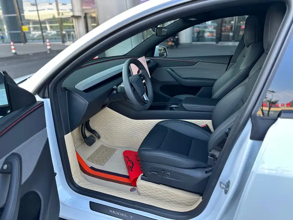 Tesla Model Y — миниатюра 12