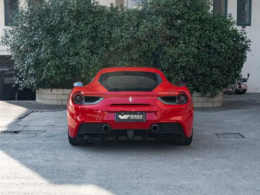 FERRARI 488