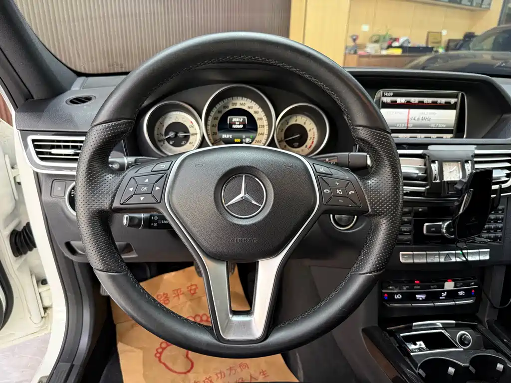 Mercedes-Benz E-Class — миниатюра 14