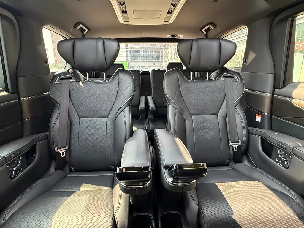 Toyota Alphard — миниатюра 18