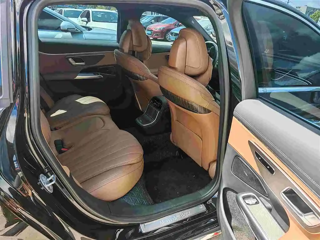 Mercedes-Benz E-Class — миниатюра 11