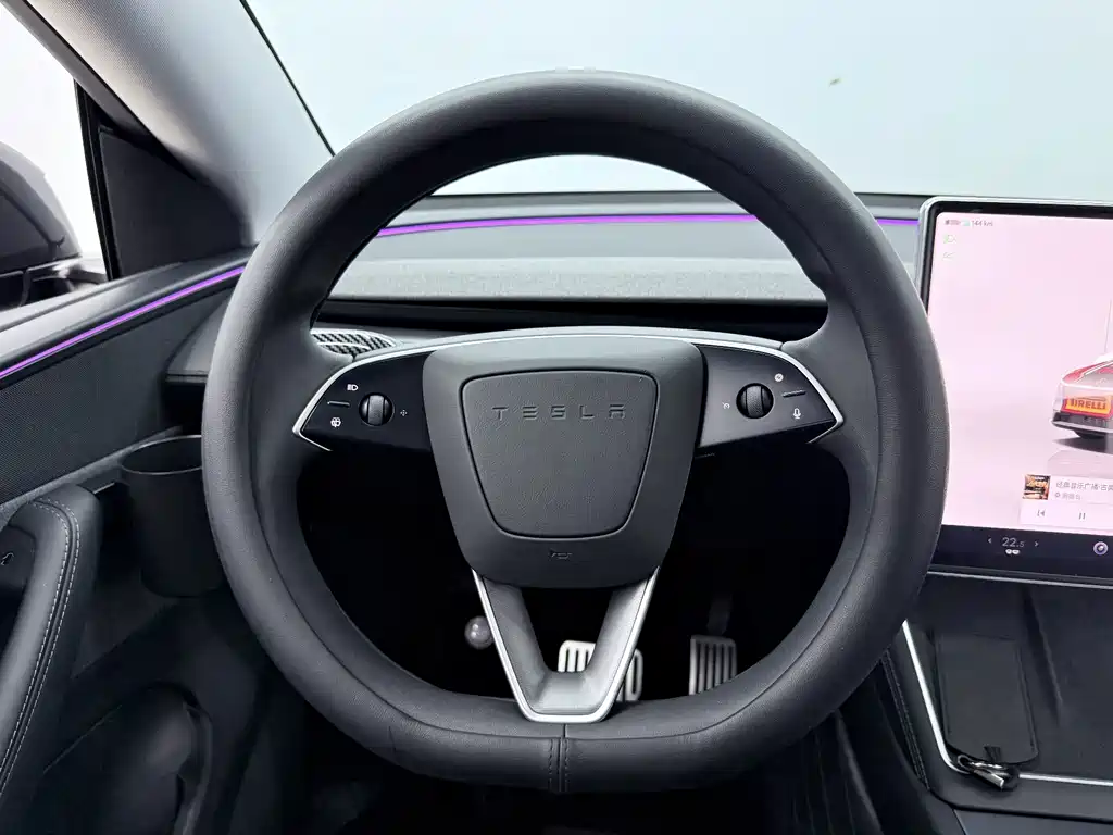 Tesla Model Y — миниатюра 7