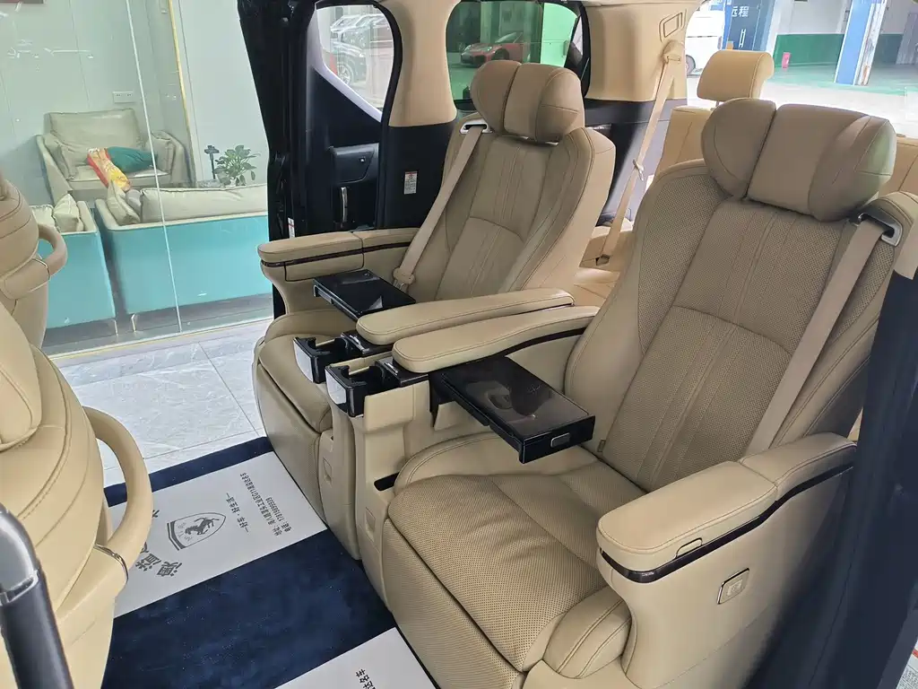 Toyota Alphard — миниатюра 7
