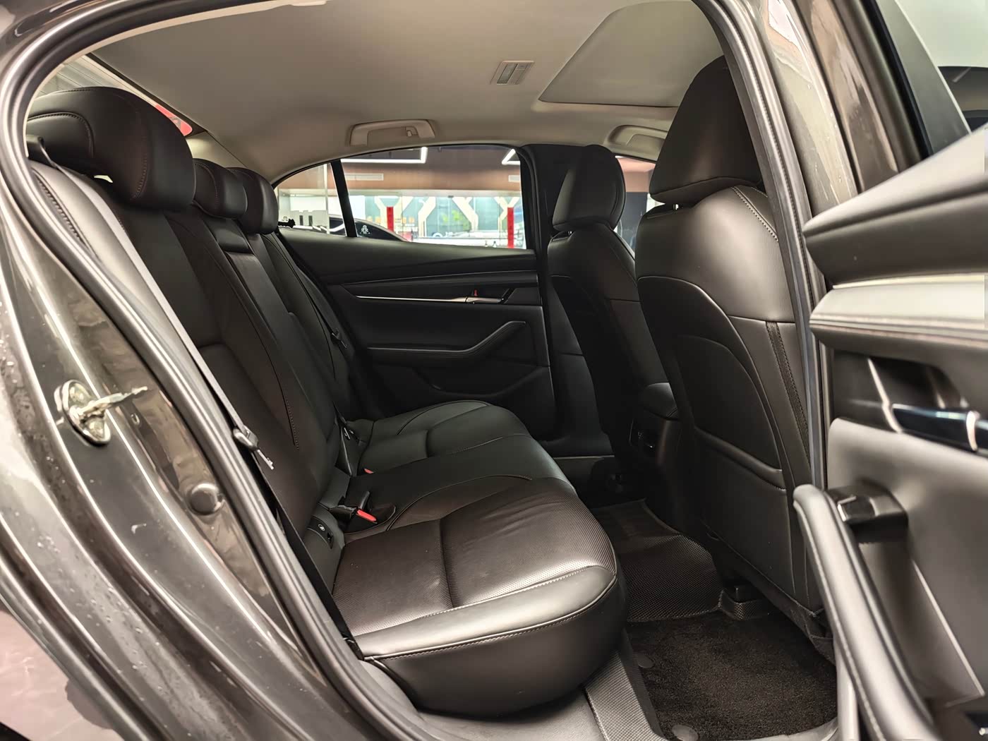 Mazda Mazda3 Axela 2.0 л 2022 г. Серебристо-серый, пробег 50000 км