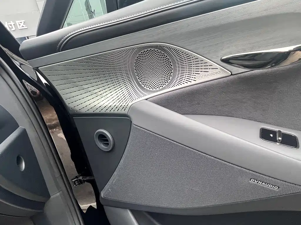 VOYAH LANTU CHASING LIGHT