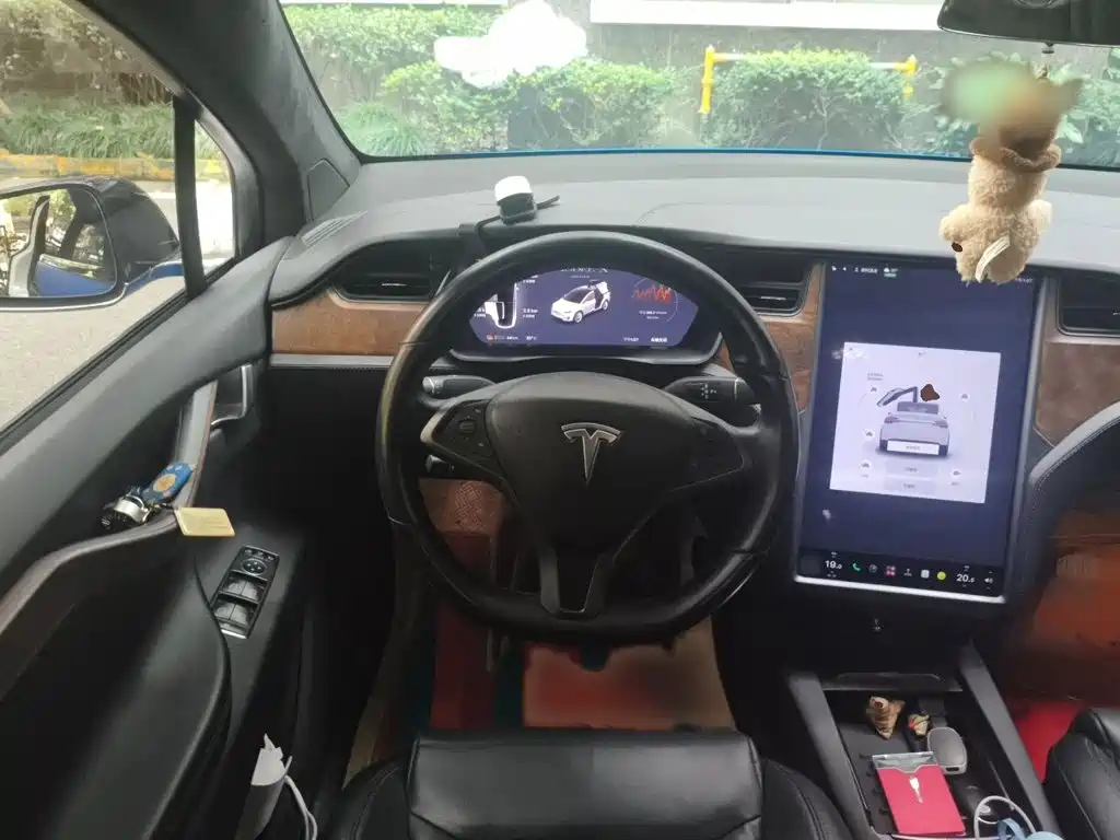 Tesla Model X — миниатюра 3