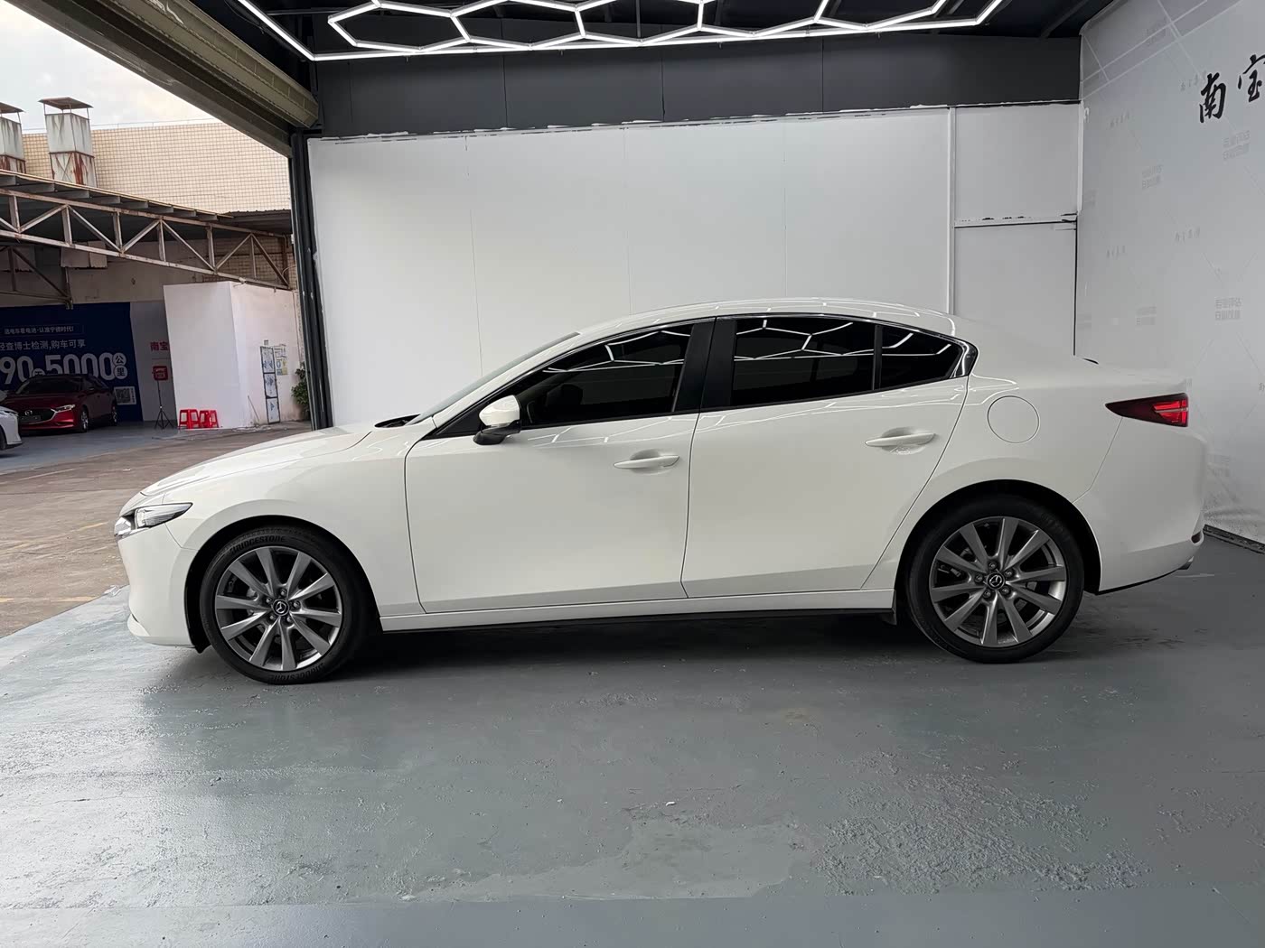 Mazda Mazda3 Axela 2.0 л 2024 г. Белый, пробег 41000 км