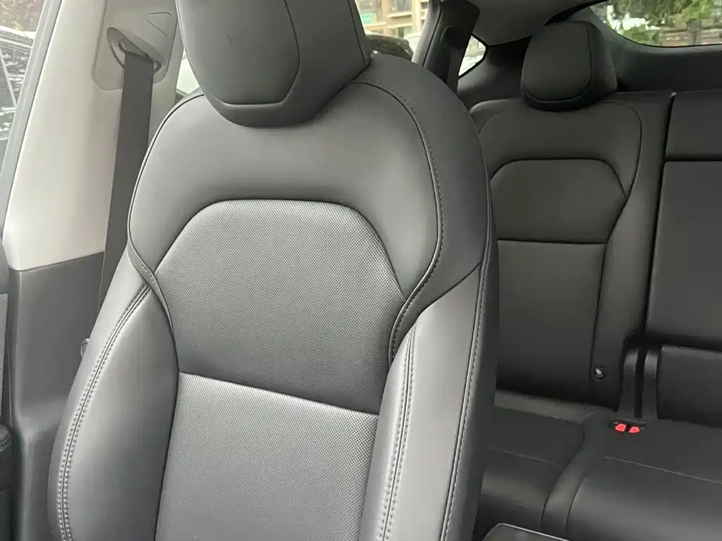 Tesla Model Y — миниатюра 6