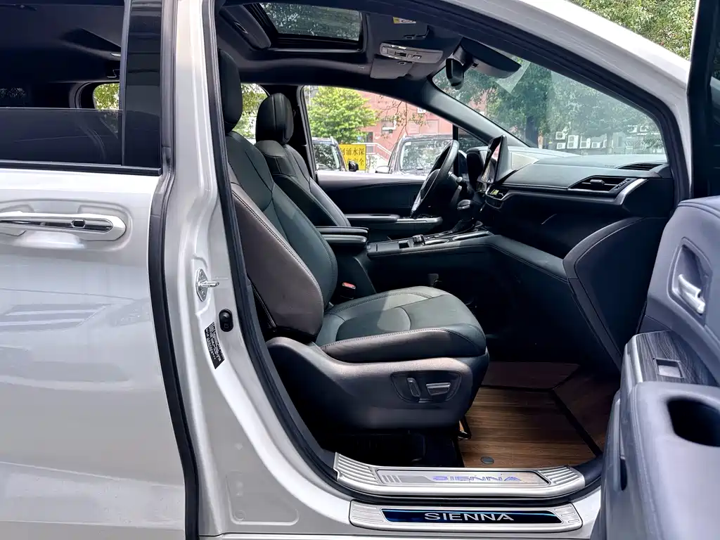 Toyota Sienna — миниатюра 8