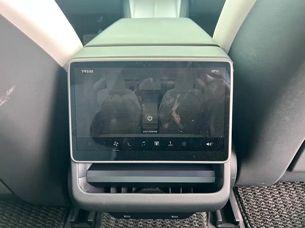 Tesla Model 3 — миниатюра 5