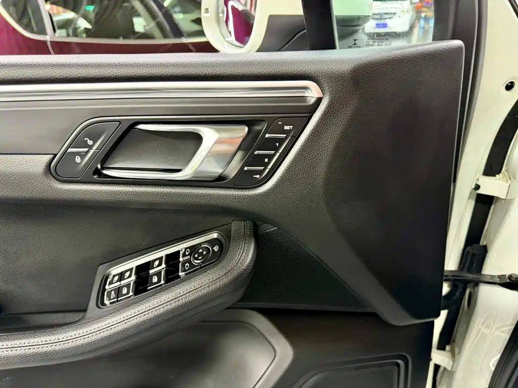 Porsche Macan — миниатюра 6