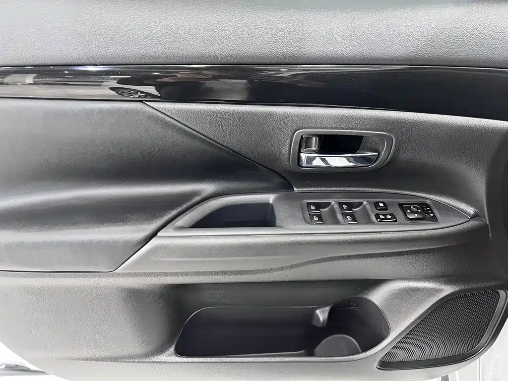 Mitsubishi Outlander — миниатюра 14