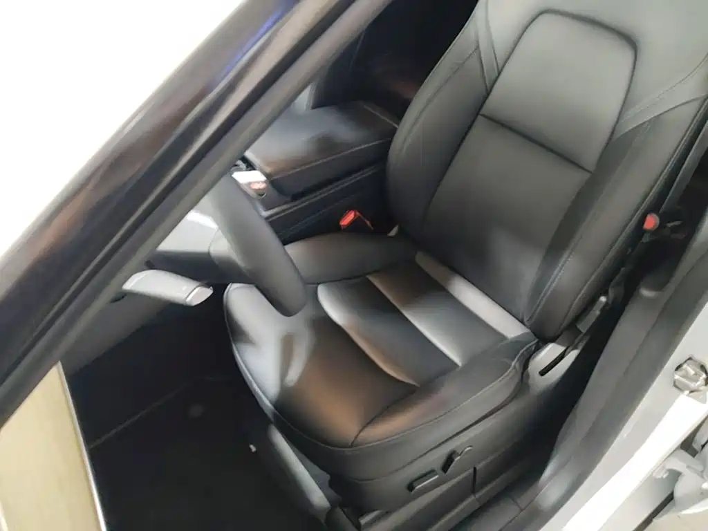 Tesla Model Y — миниатюра 15