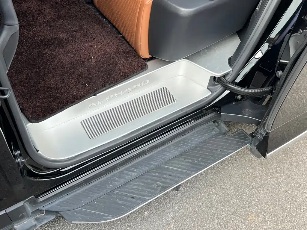 Toyota Alphard — миниатюра 8