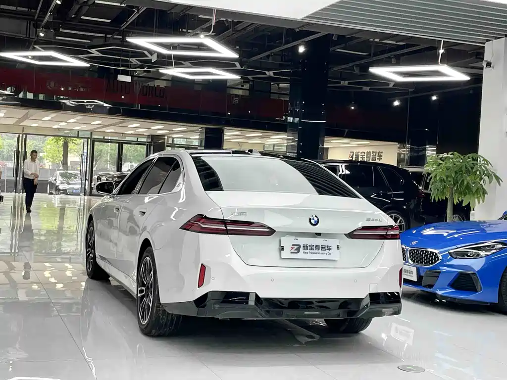 BMW 5 Series — миниатюра 13
