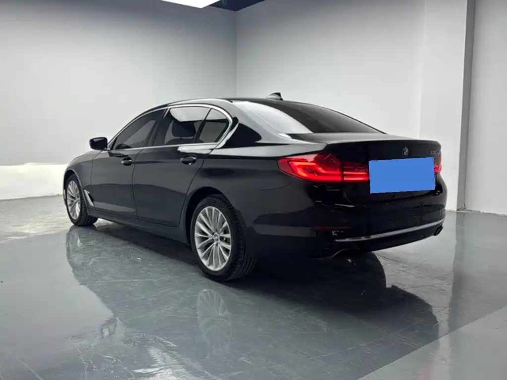 BMW 5 Series — миниатюра 8