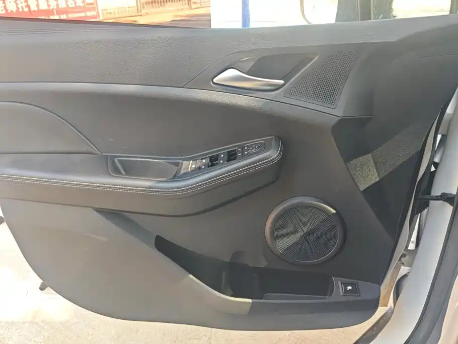 BYD Yuan EV — миниатюра 7