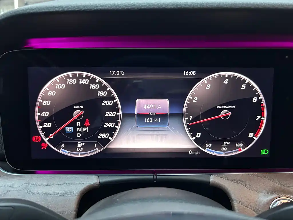 Mercedes-Benz E-Class — миниатюра 23