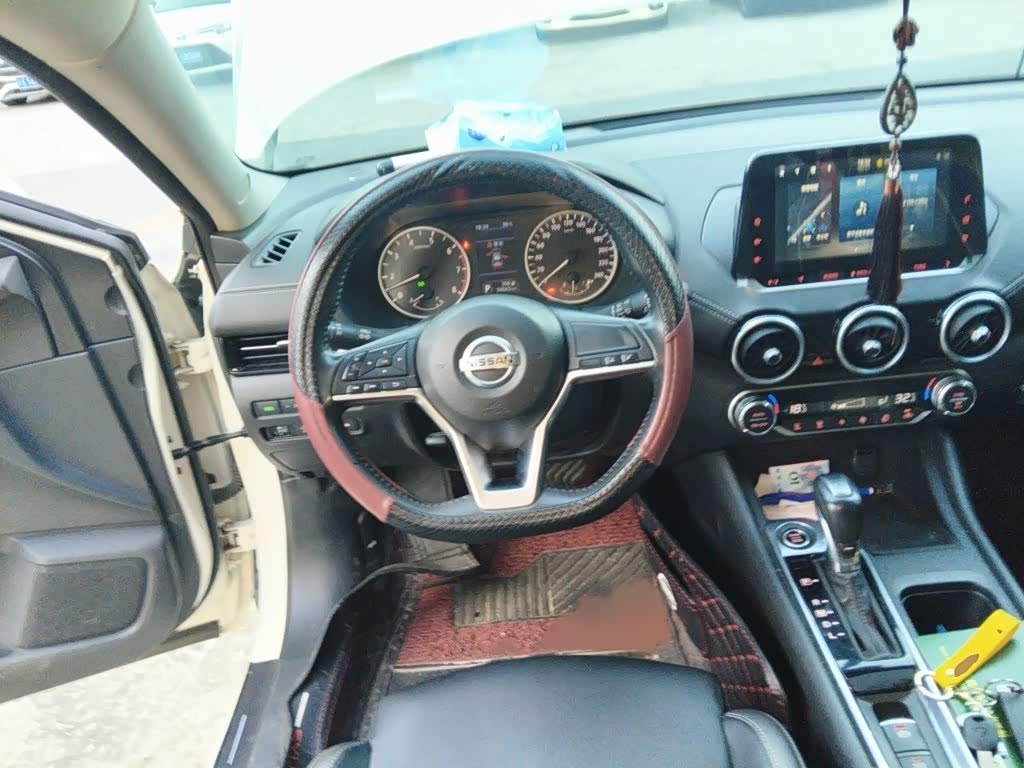 Nissan Sylphy 1.6 л 2023 г. Белый, пробег 39000 км