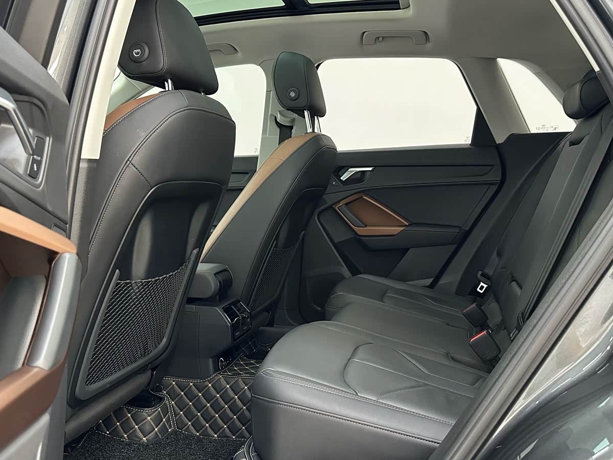 Audi Q3 1.4 л 2023 г. Серебристо-серый, пробег 25000 км