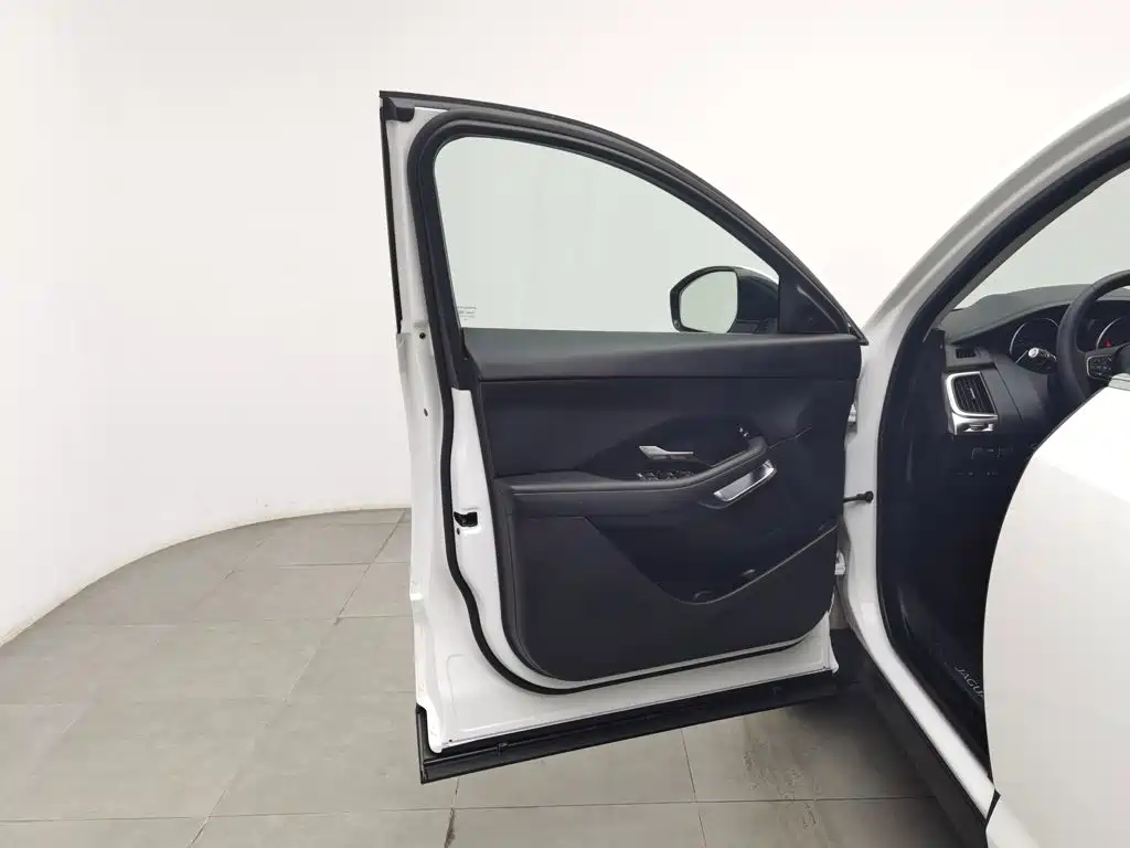 Jaguar E-PACE — миниатюра 8