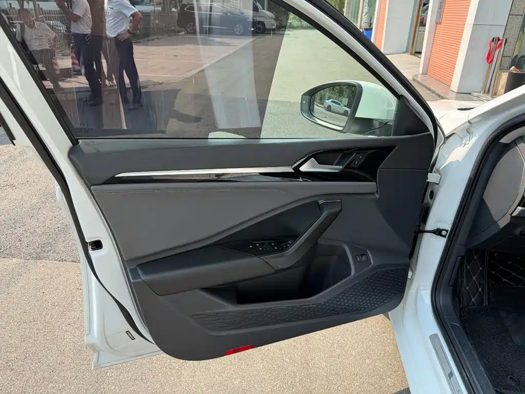 Volkswagen Sagitar — миниатюра 6
