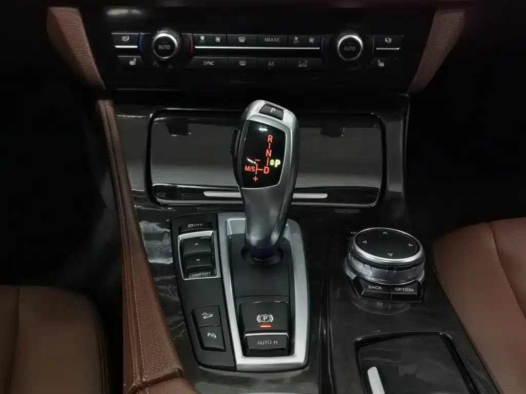 BMW 5 Series — миниатюра 13
