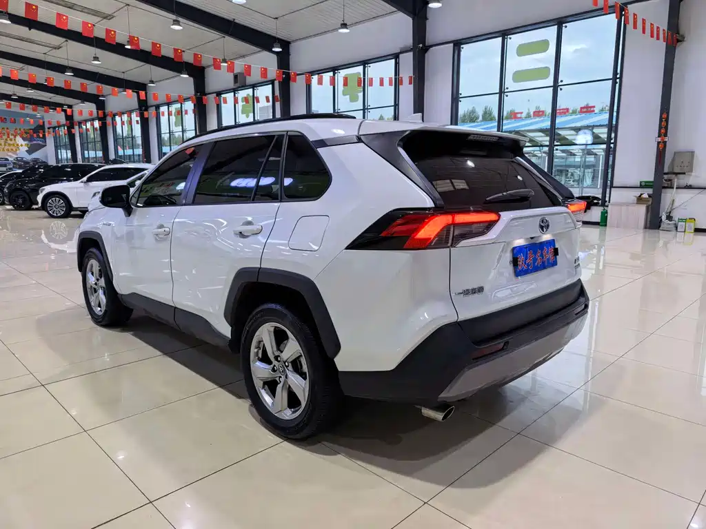 Toyota RAV4 — миниатюра 8
