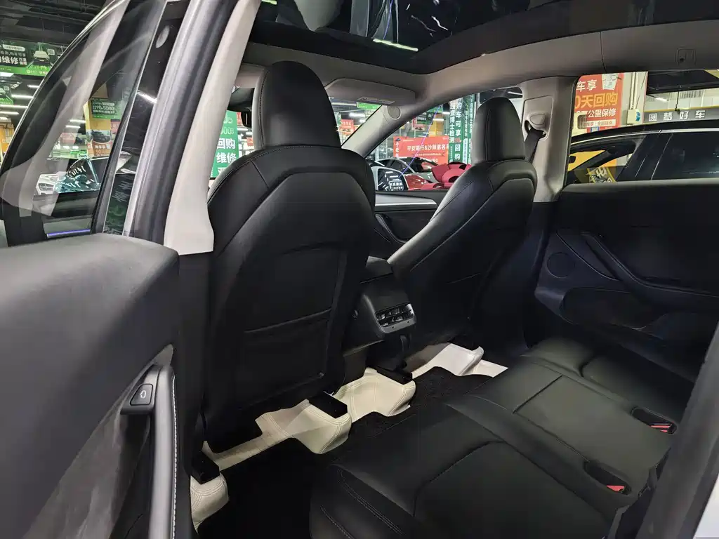 Tesla Model Y — миниатюра 6