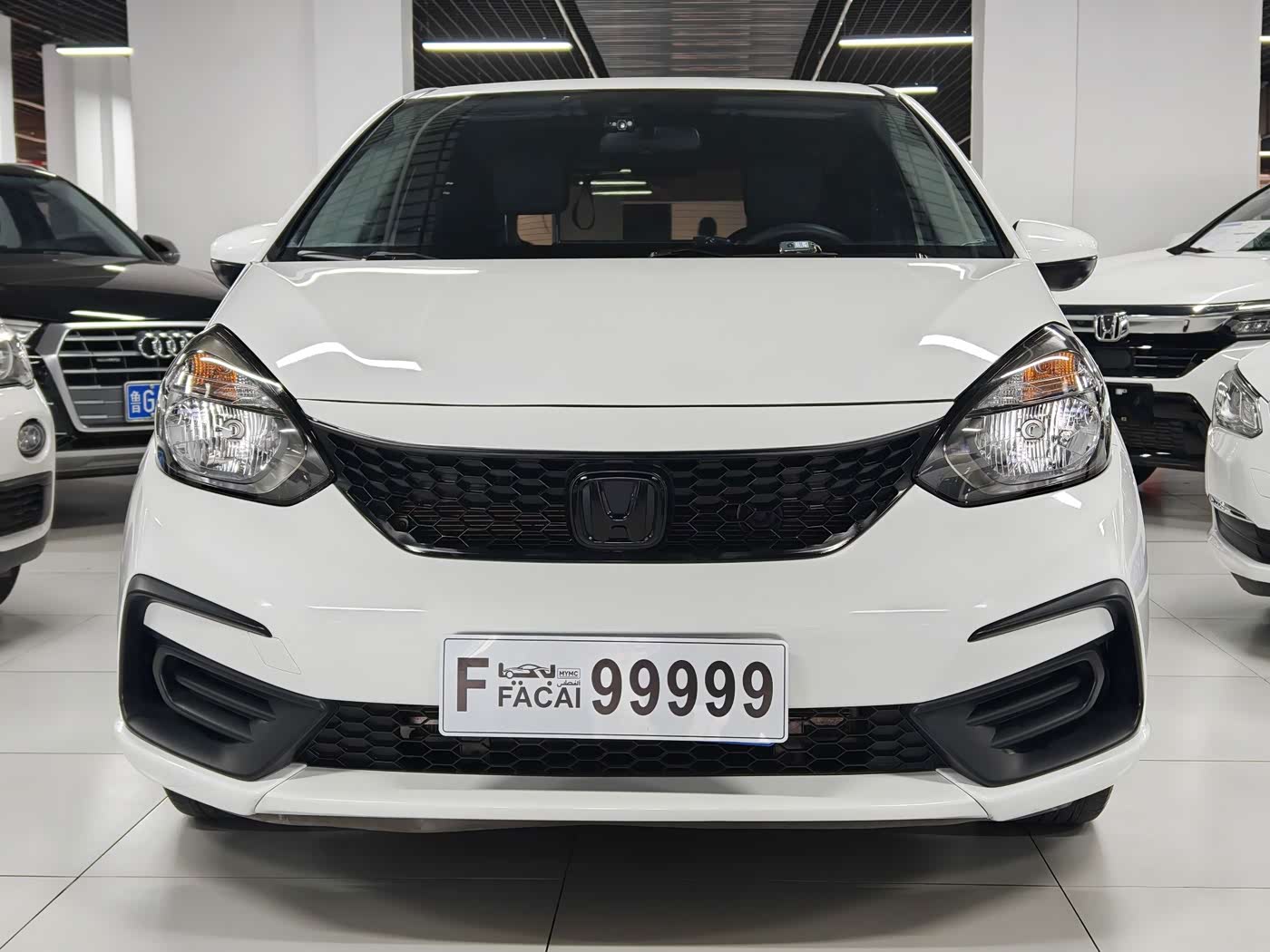Honda Fit 1.5 л 2022 г. Белый, пробег 42000 км