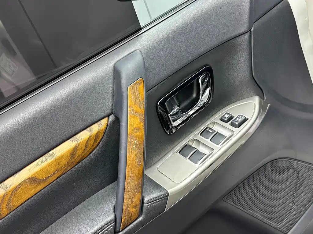 Mitsubishi Pajero (Import) — миниатюра 8