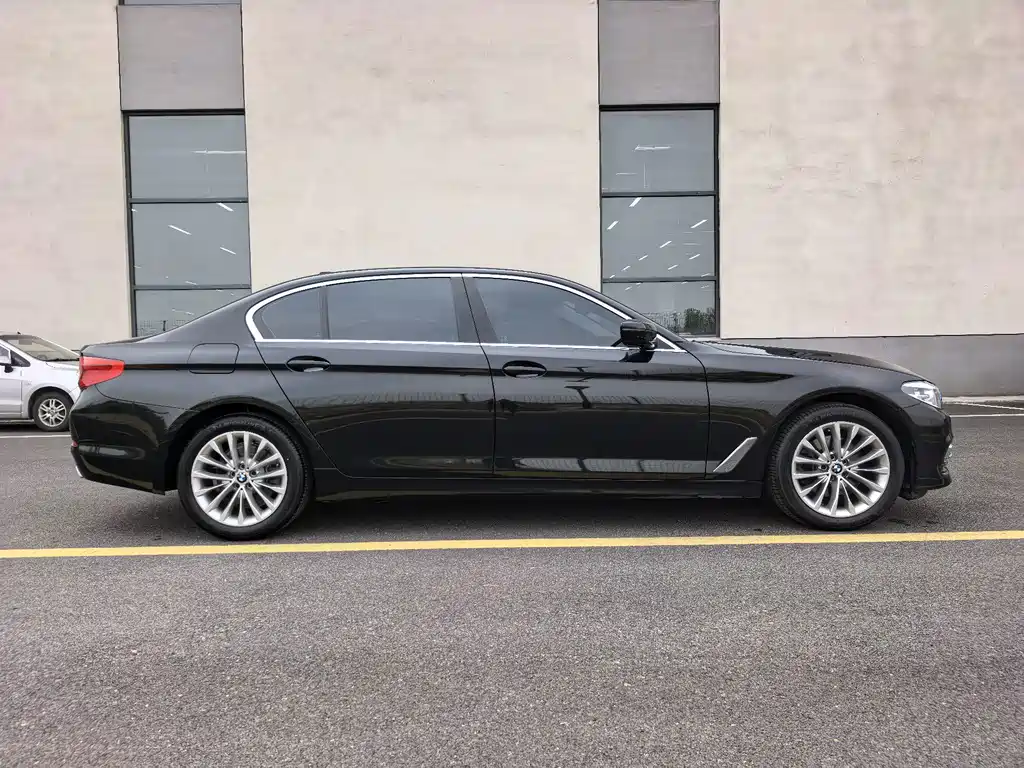 BMW 5 Series — миниатюра 4